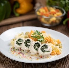 Parajjal töltött csirkemell rolád, paprikás szárnyas mártással (7-10 éves korcsoport)