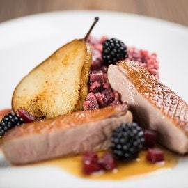 Roston sült kacsamell céklás-szedres bulgúr rizottóval