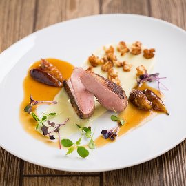 Roston sült kacsamell, mézes fügével, karfiol pürével.