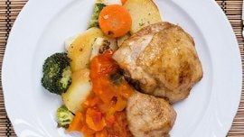 Sült csirkecombok tepsiben sült zöldségekkel és peperonata raguval (7-10 éves korcsoport)