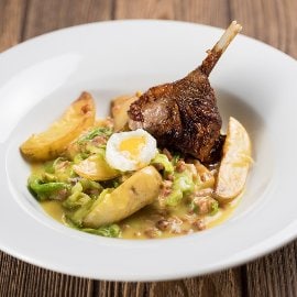 Sült libacomb, curry-s szalonnás kelkáposztafőzelékkel Sült libacomb, curry-s szalonnás kelkáposztafőzelékkel