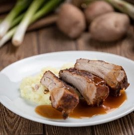 Sült oldalas hagymás burgonyapürével (7-10 éves korcsoport)