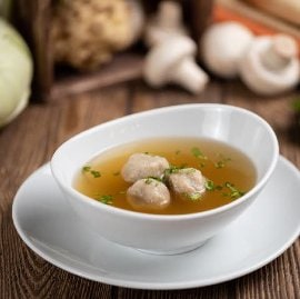 Zöldségerőleves zöldséggombóccal (11-14 éves korcsoport)