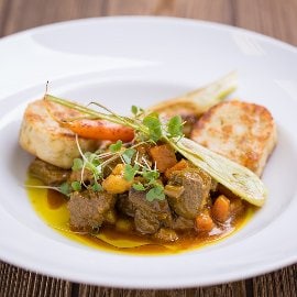 Zöldséges curry-s szarvasragu, pirított szalvétagombóccal