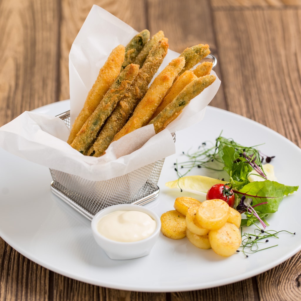 Rántott spárgasípok, salátákkal