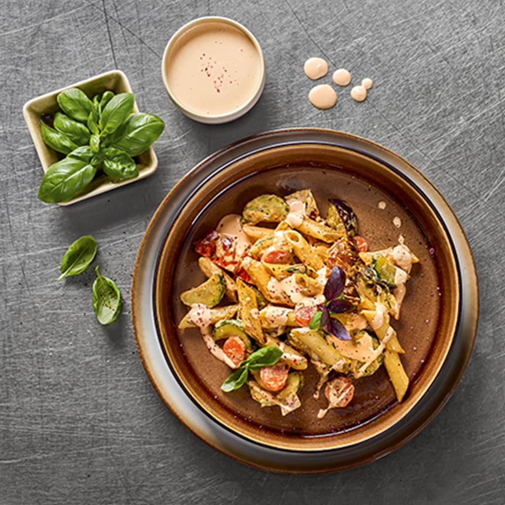 Penne pirított zöldségekkel, paradicsomos hollandi mártással Penne pirított zöldségekkel, paradicsomos hollandi mártással