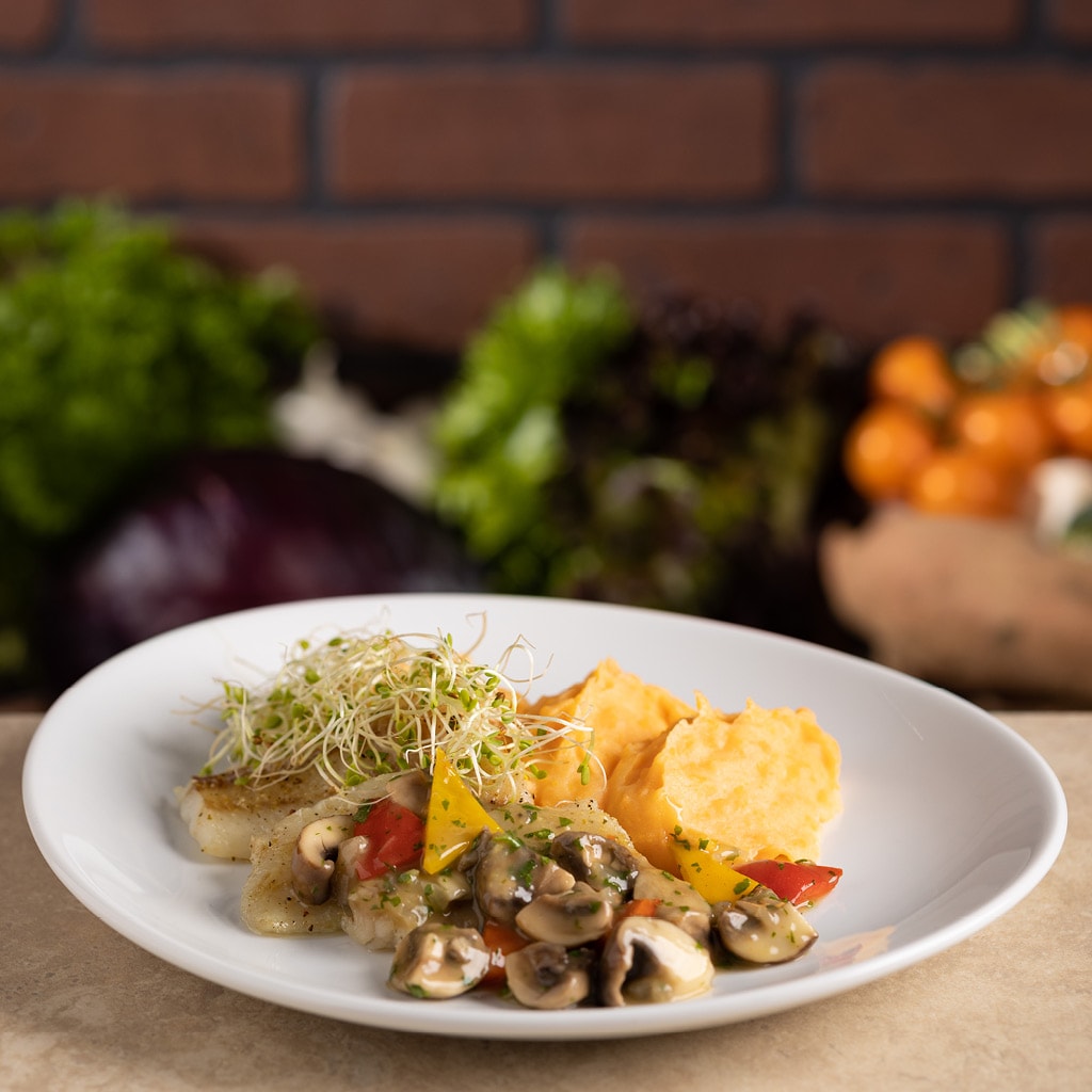 Natúr halfilé édesburgonyás burgonyapürével, gombaraguval és csírákkal (felnőtt)