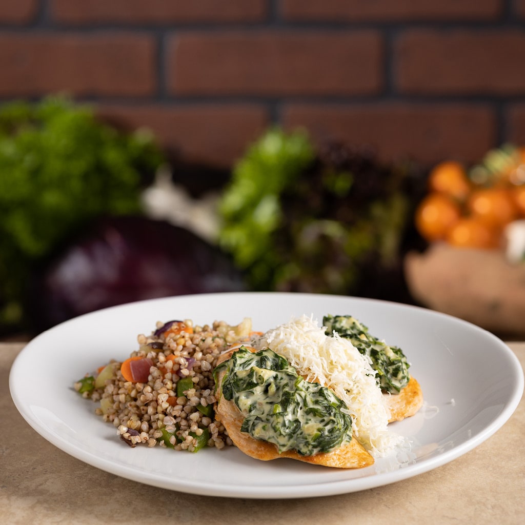 Parajos-sajtos csirkemell zöldséges hajdina körettel (7-10 éves korcsoport)