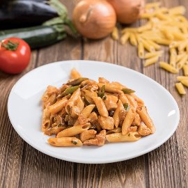 Paradicsomos-zöldséges-tésztás csirke (7-10 éves korcsoport, sómentes alappal)