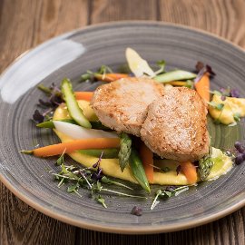 Grillezett borjúkaraj, curry-s kukoricakrémmel spárgákkal.