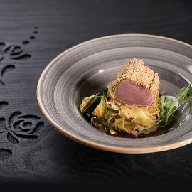 Mogyoró kéregben sült vörös curry-s mangalica szűz, zöldségekkel pirított tésztával és bébi cukkinivel Mogyoró kéregben sült vörös curry-s mangalica szűz, zöldségekkel pirított tésztával és bébi cukkinivel