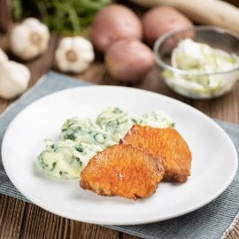 Natúr sertésszelet fokhagymás-parajos burgonyapürével és reteksalátával (7-10 éves korcsoport)