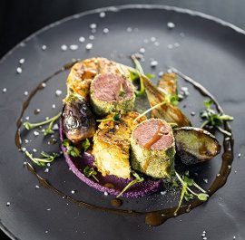 Omlós báránygerinc, káposztás burgonyatortával , bébi zöldségek és káposztakrémmel