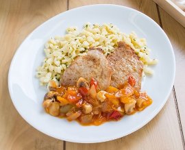 Sertésszelet gombás-paradicsomos-paprikás raguval és spatzlevel (7-10 éves korcsoport)