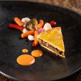 Sült malacos húsos pite, kápiakrém, fermentált zöldsègek Sült malacos húsos pite, kápiakrém, fermentált zöldsègek