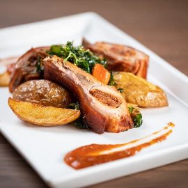 Töltött malackaraj, vele sült burgonyával Töltött malackaraj, vele sült burgonyával