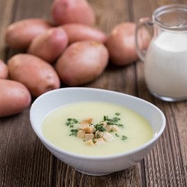 Burgonyakrémleves zsemlekockával (7-10 éves korcsoport)