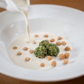 Csicseriborsó krémleves, parajos füstöltlazac golyóval