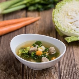 Kelkáposztás májgaluskaleves (felnőtt, sómentes alappal)