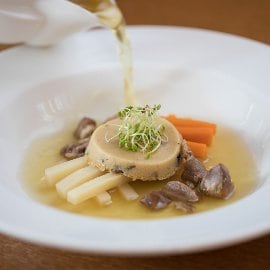 Liba Consomme erdei gombás zeller flannal Liba Consomme erdei gombás zeller flannal