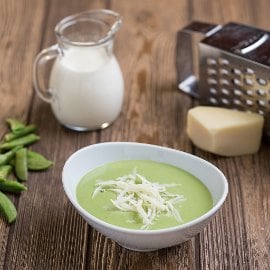 Zöldborsó krémleves reszelt sajttal (7-10 éves korcsoport)