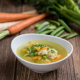 Zöldborsóleves csirkegombóccal (7-10 éves korcsoport)