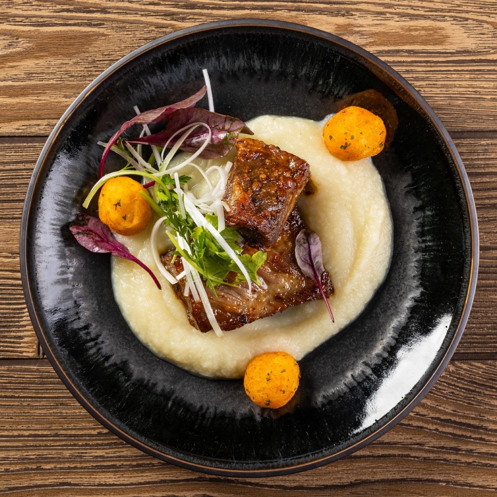 Lassan sült oldalas füstös zeller krémmel