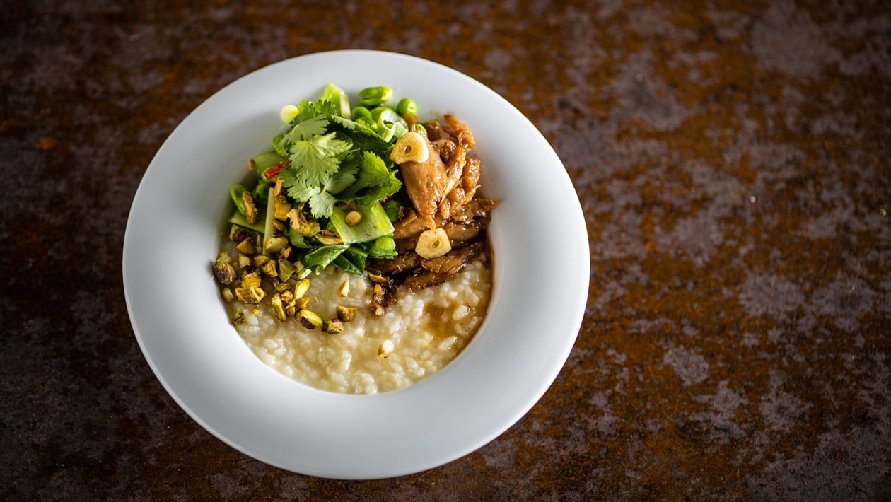 Congee pirított darabolt növényi hússal, zöldségekkel és tört pisztáciával. (The Vegetarian Butcher) – - Recept