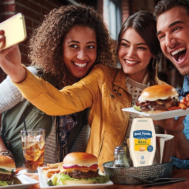 Hogyan tartsuk éttermünket szem előtt a közösségi média segítségével?