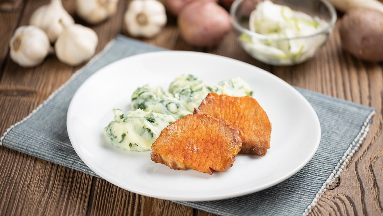 Natúr sertésszelet fokhagymás-parajos burgonyapürével és reteksalátával (7-10 éves korcsoport)